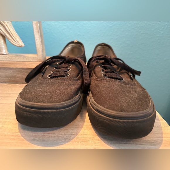 Woman’s classic Vans in black - Picture 2 of 5